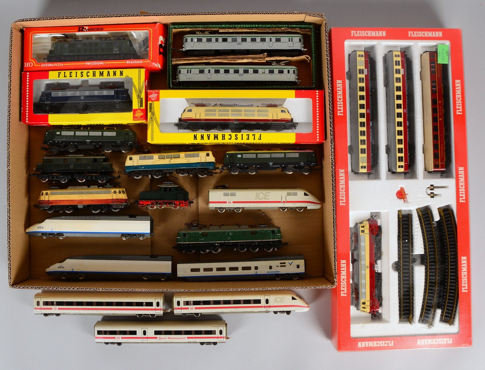 Modelleisenbahn-Konvolut, 'H0', versch. Hersteller und Typen, 14x Loks/Züge, 14 Stück
