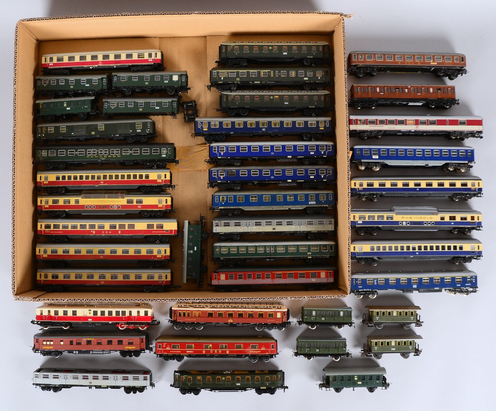 Modelleisenbahn-Sammlerkonvolut, 'H0', versch. Personenwaggons, 42 Stück