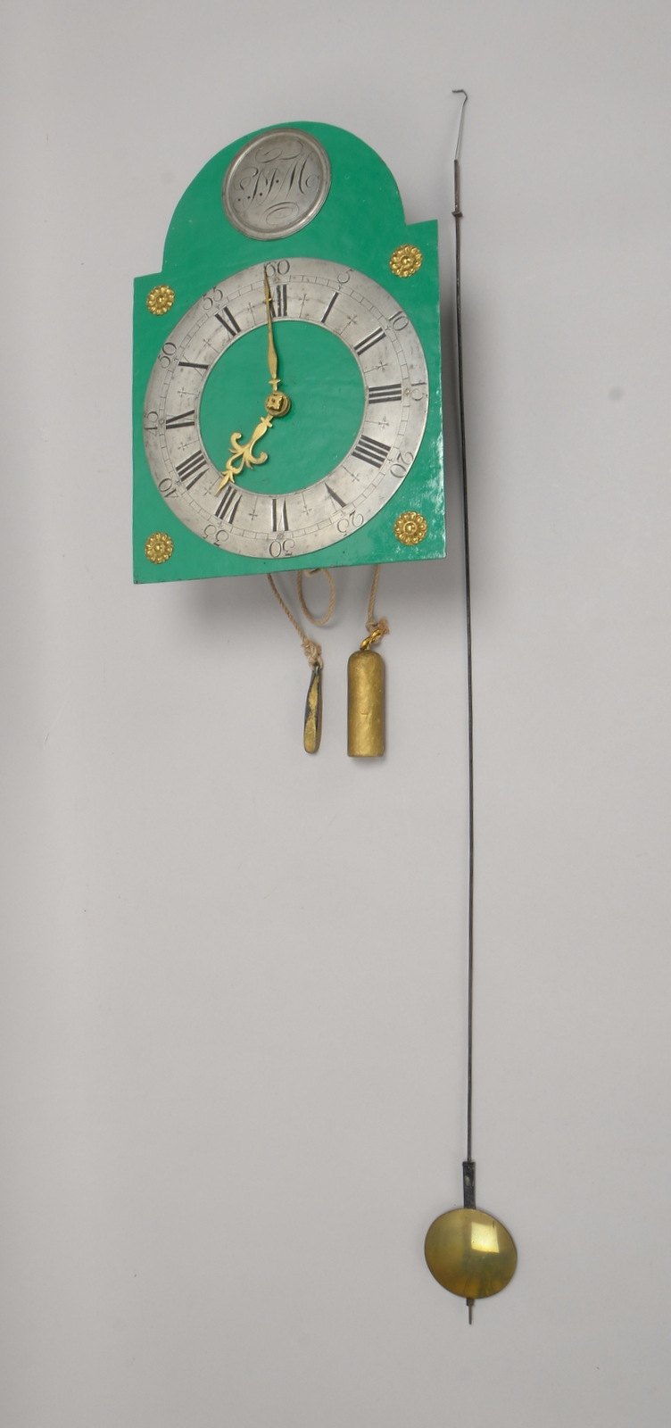 Wanduhr (Dresden), Zinn-Ziffernblatt mit Messingzeiger, Schlag auf Glocke
