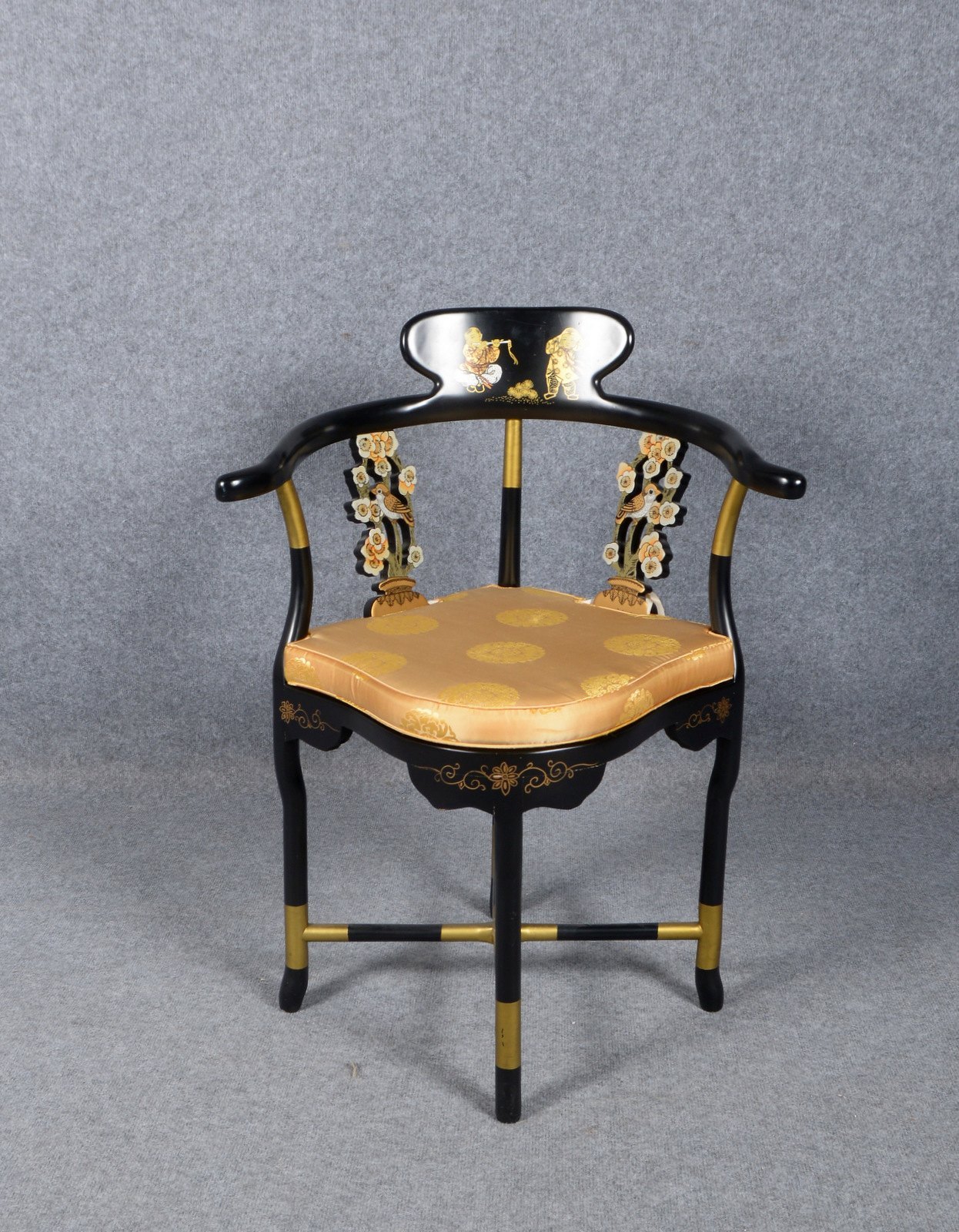 Eckstuhl (China), Schwarzlack/polychrome Bemalung, mit Sitzkissen