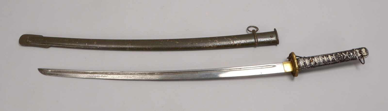 Shin-Gunto 'NCO' (Japan), Klinge mit Hohlrinne, Messingtsuba, Alugriff, in Stahlscheide