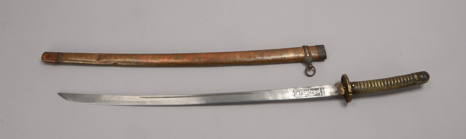 Shin-Gunto (Japan), Klinge mit leichter Hohlrinne, '46127', figürl. Messingtsuba, in Kupferscheide