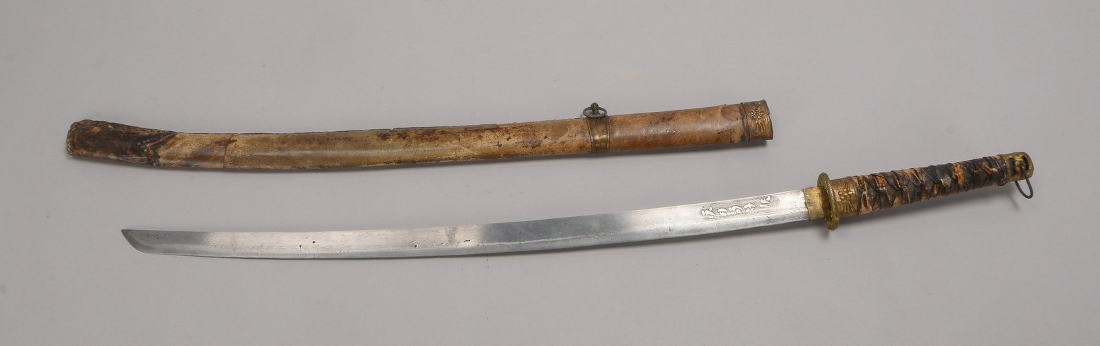 Katana (Japan), einf. Klinge einseitig geschärft/geätzt, Messing-Tsuba, mit Ledergriff