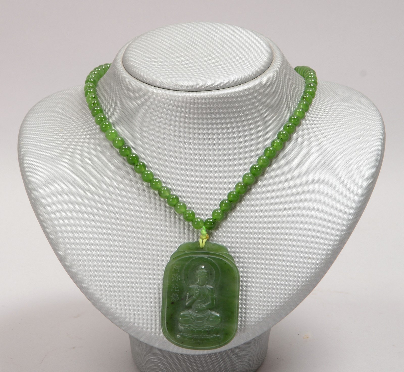 Halskette mit Anhänger, Nephritjade; Länge Kette 64 cm, Anhänger 5 x 3,5 cm
