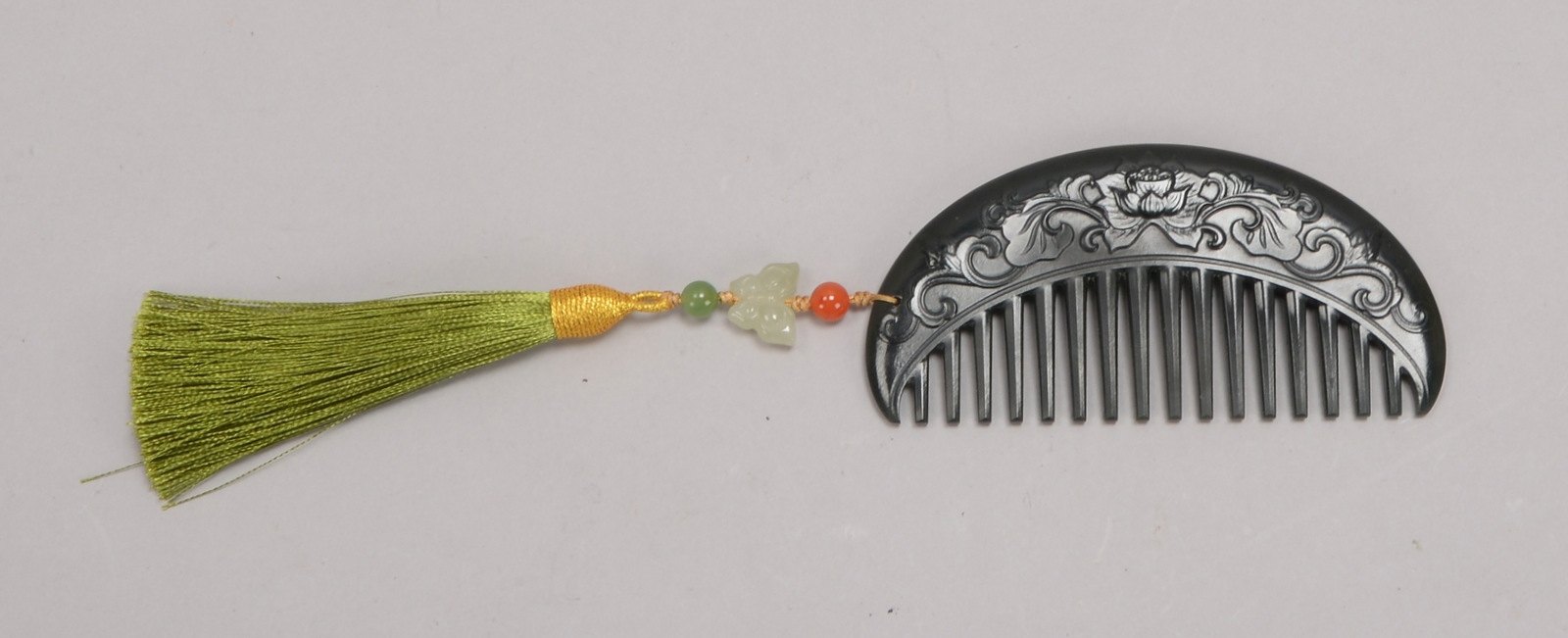 Bartkamm (China), Jade, mit floralen Reliefschnitzereien ('Lotusblüte'); Länge 9,5 cm