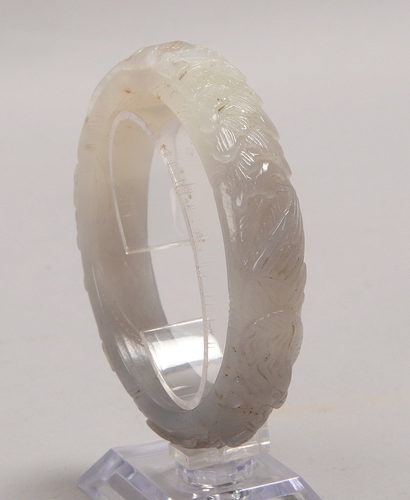 Armreif (China), Jade, umlaufend mit Reliefdekor; Ø innen: 6,2 cm, Gewicht 67 g