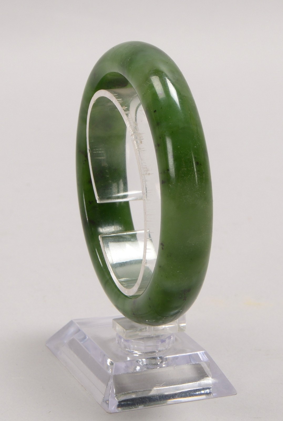 Armreif (China), Nephrit, glatte Oberfläche; Ø innen: 6 cm, Gewicht 63 g