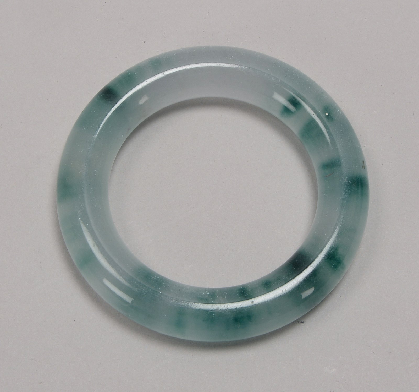 Armreif (China), Jade, glatte abgerundete Ausführung; Ø innen: 6 cm, Gewicht 111 g