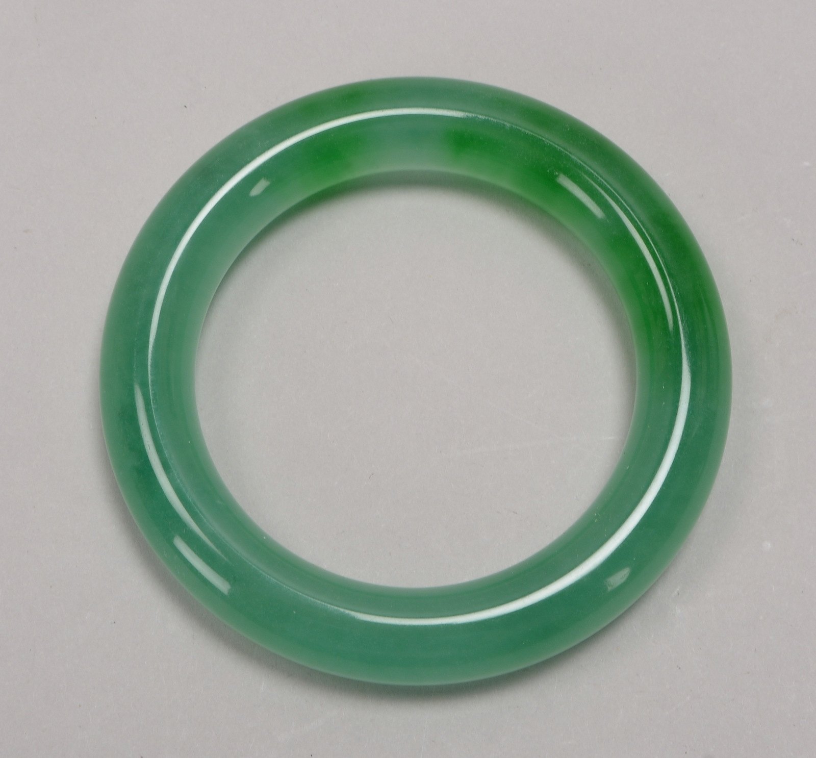 Armreif (China), Jade, glatte abgerundete Ausführung; Ø innen: 6 cm, Gewicht 91 g