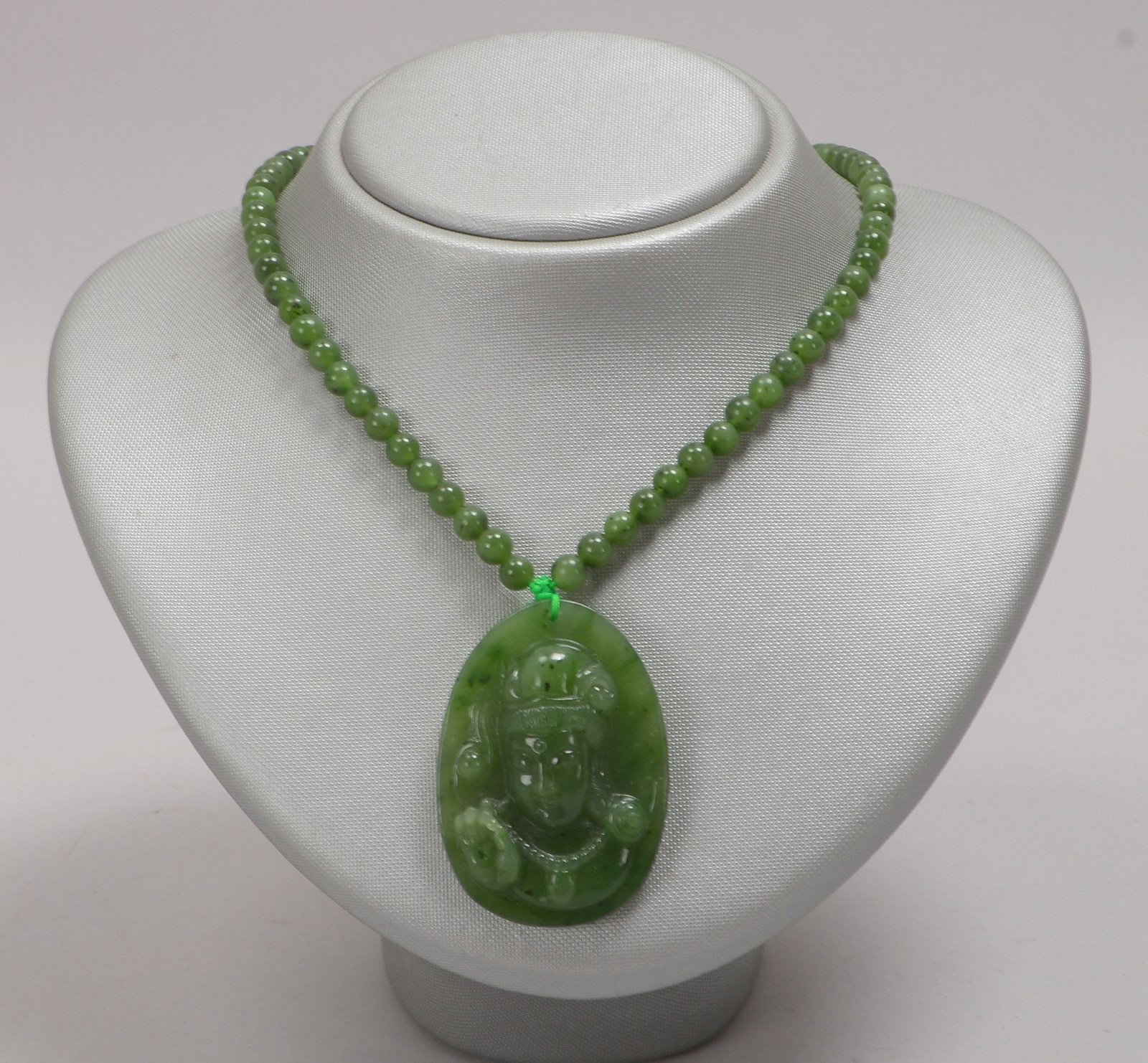 Halskette mit Anhänger (China), 'Frauenfigur', Nephritjade; Anhänger 5,2 x 3,8