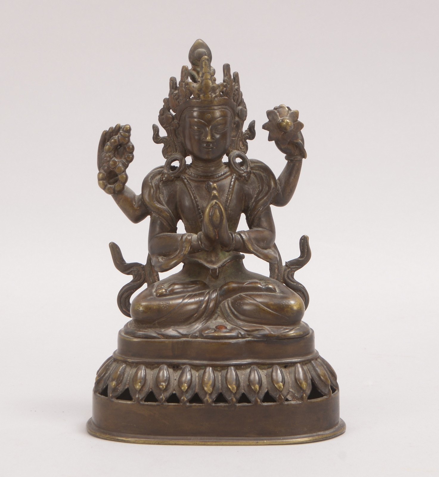 Bronzeskulptur (Tibet), 'Avalokiteshvara'-Figur, Hohlguss, auf Lotussockel