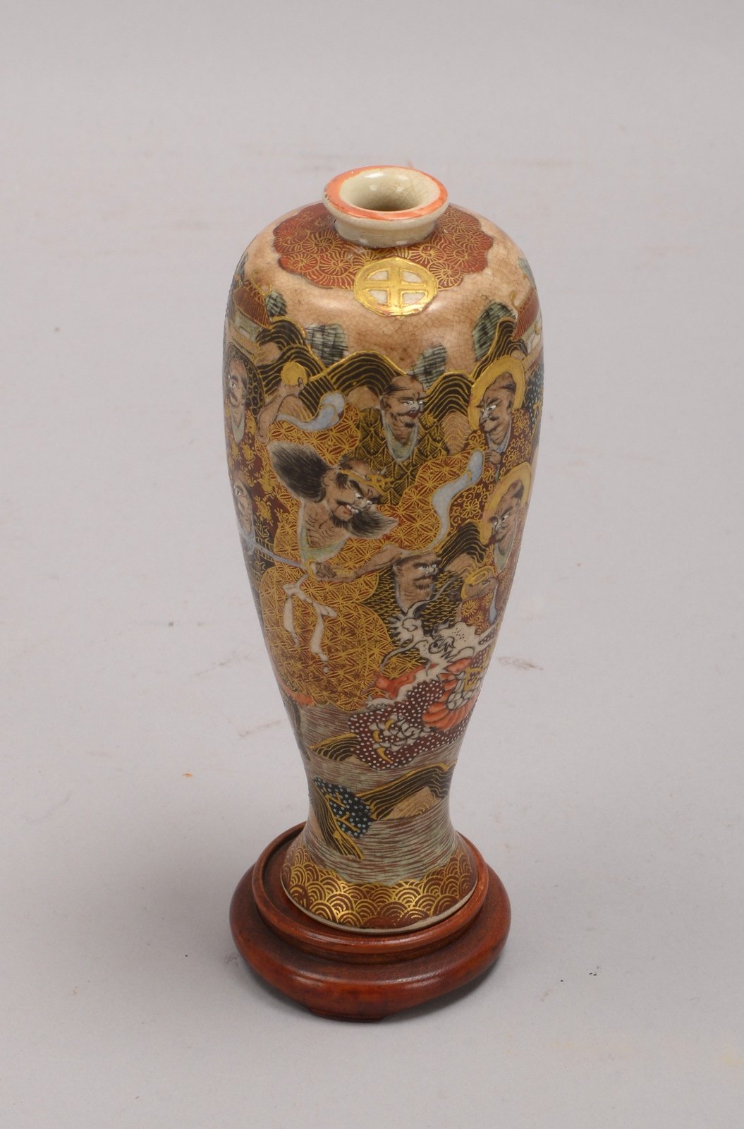 Vase (Japan, um 1900), Satsuma-Keramik, mit sehr feiner Bemalung (Drachenmotiv und vielfache 'Männer