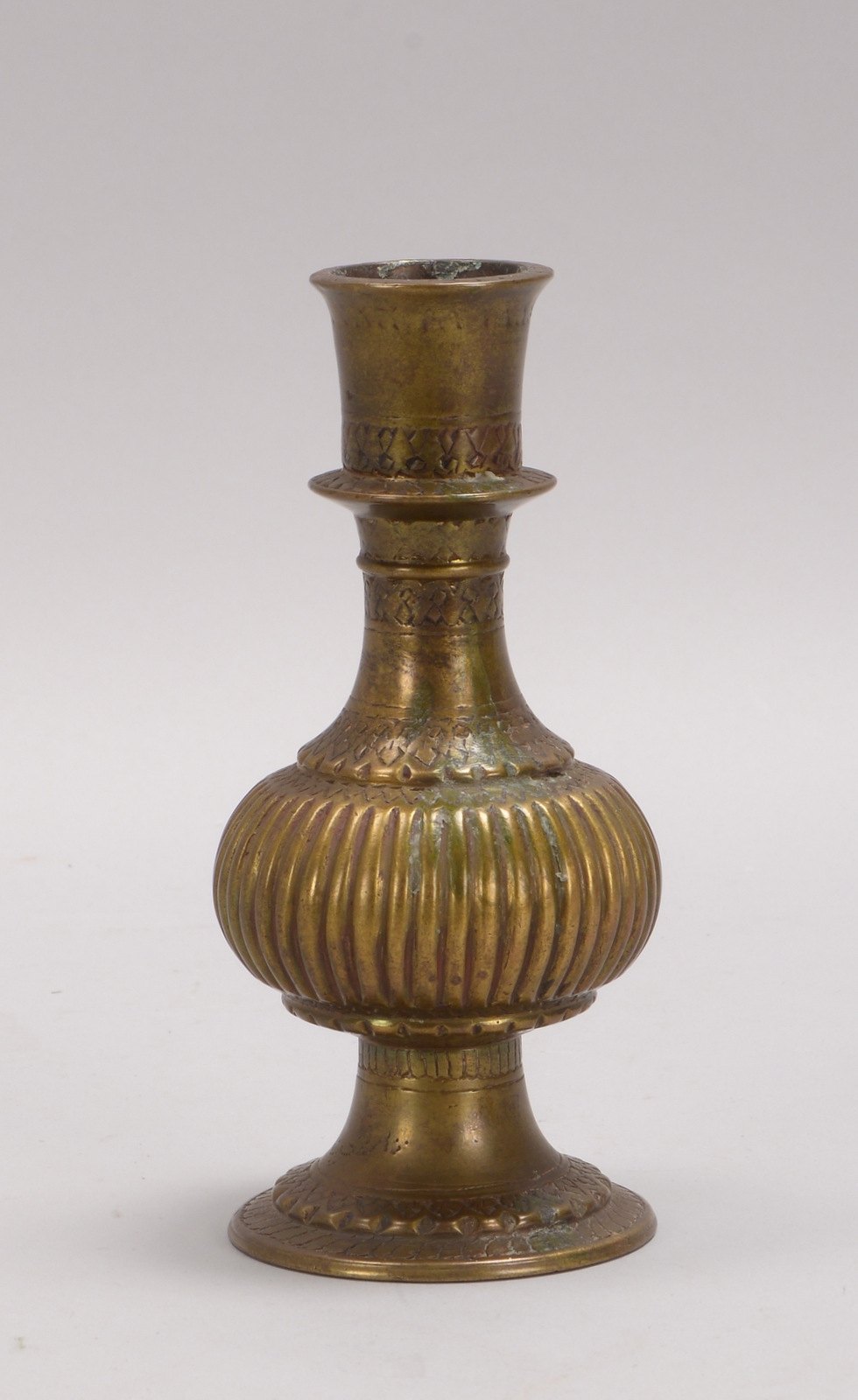 Bronzevase (Indien), umlaufend mit Reliefdekor; Höhe 19 cm