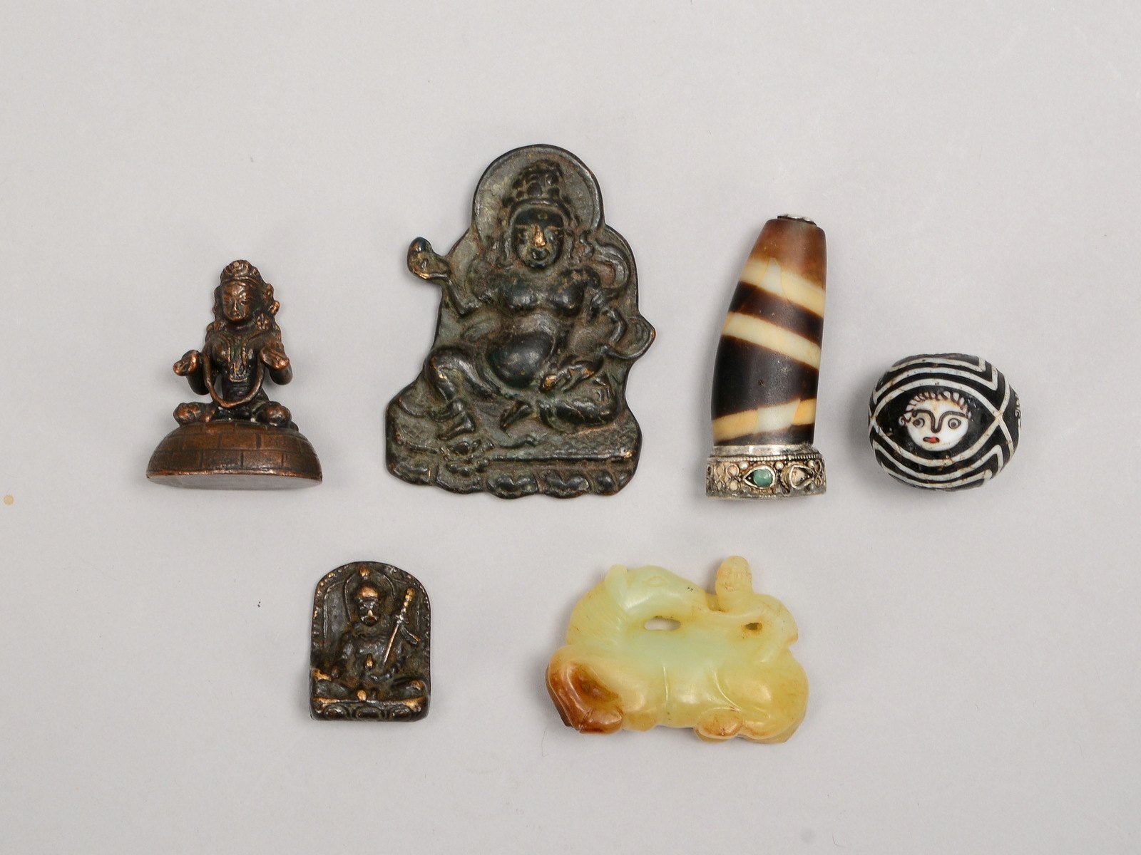 Kl. Asiatika-Konvolut, 6 Teile: 3x Buddhafiguren, Bronze, 1 Jadefigur, u.a.