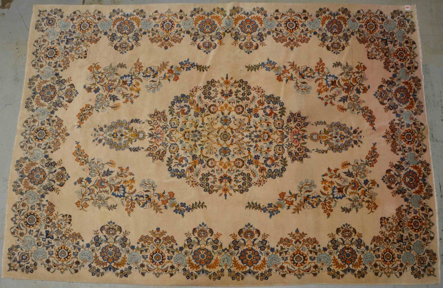 Gr. Keshan, mittelfeine Kn., hellgrundig, offene florale Musterung, gleichmäßiger Flor