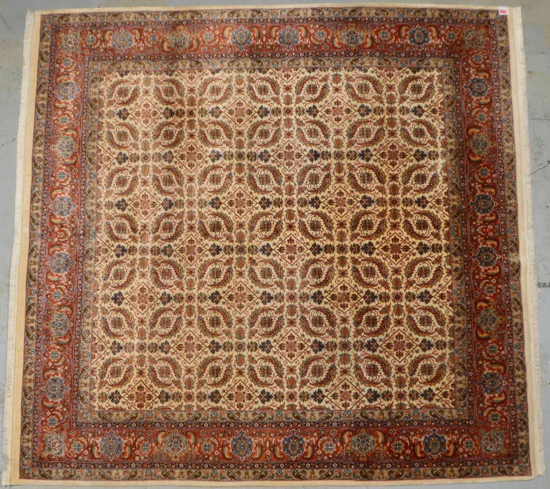 Kashmir-Orientteppich, feste feine Kn., hellgrundig, dichter Flor, sehr guter Zust., fast quadrat.
