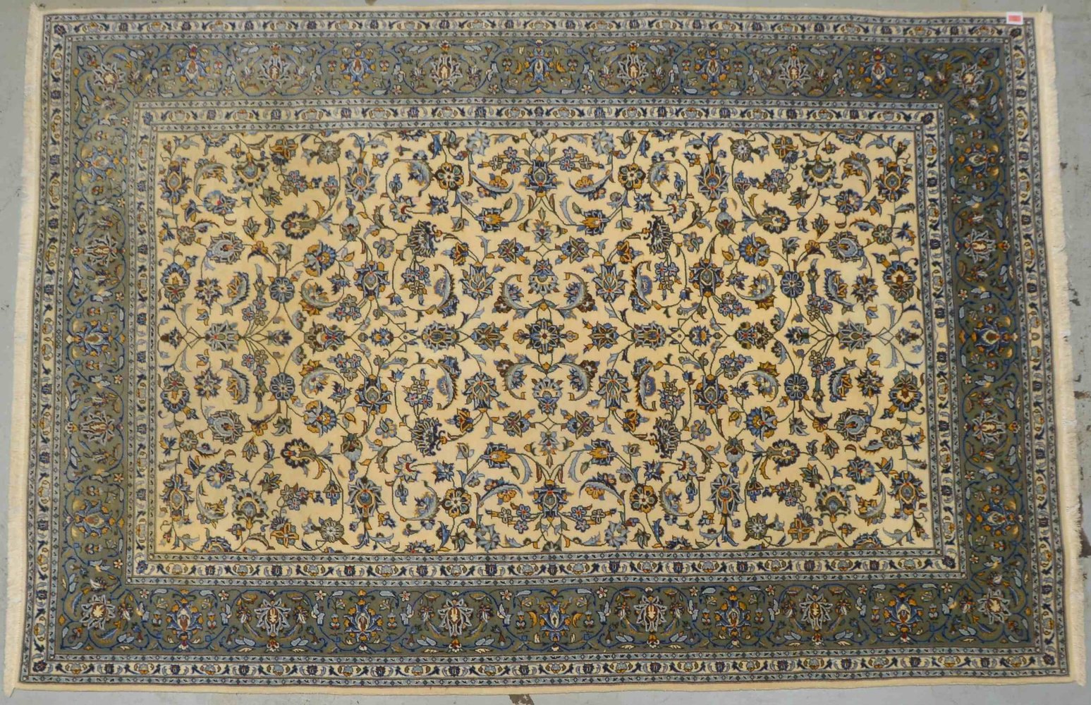 Keshan, mittelfeine Kn., hellgrundig, floral durchgemustert, ringsum komplett, guter Zust.