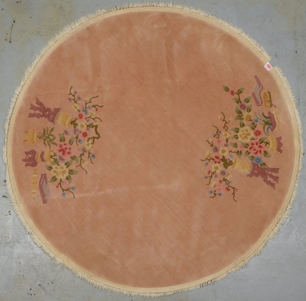 Teppich (China), rund, lachsfarben-beige/2x 'Blütenzweige in Vase' in Reliefschur