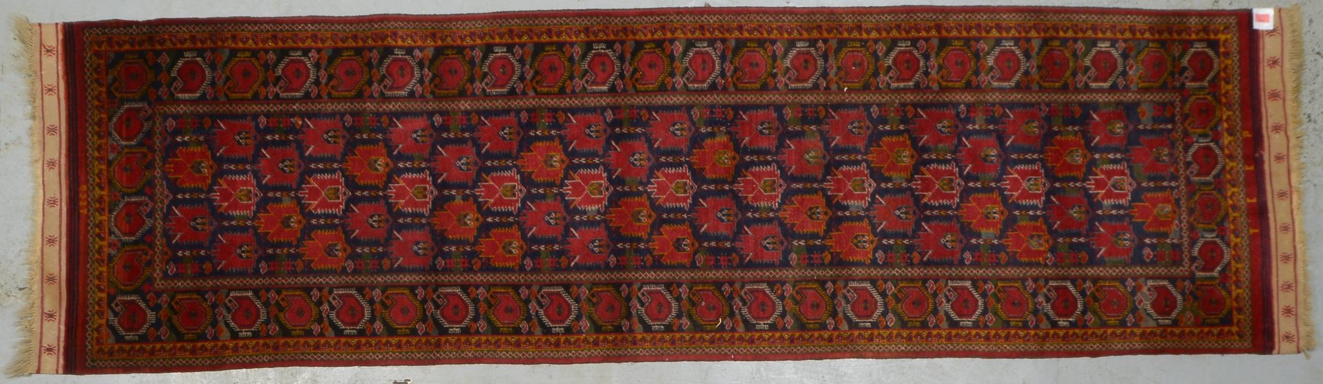 Orientgalerie, mittelfeine Knüpfung, gleichmäßiger Flor - in gutem Zustand; Maße 306 x 86 cm