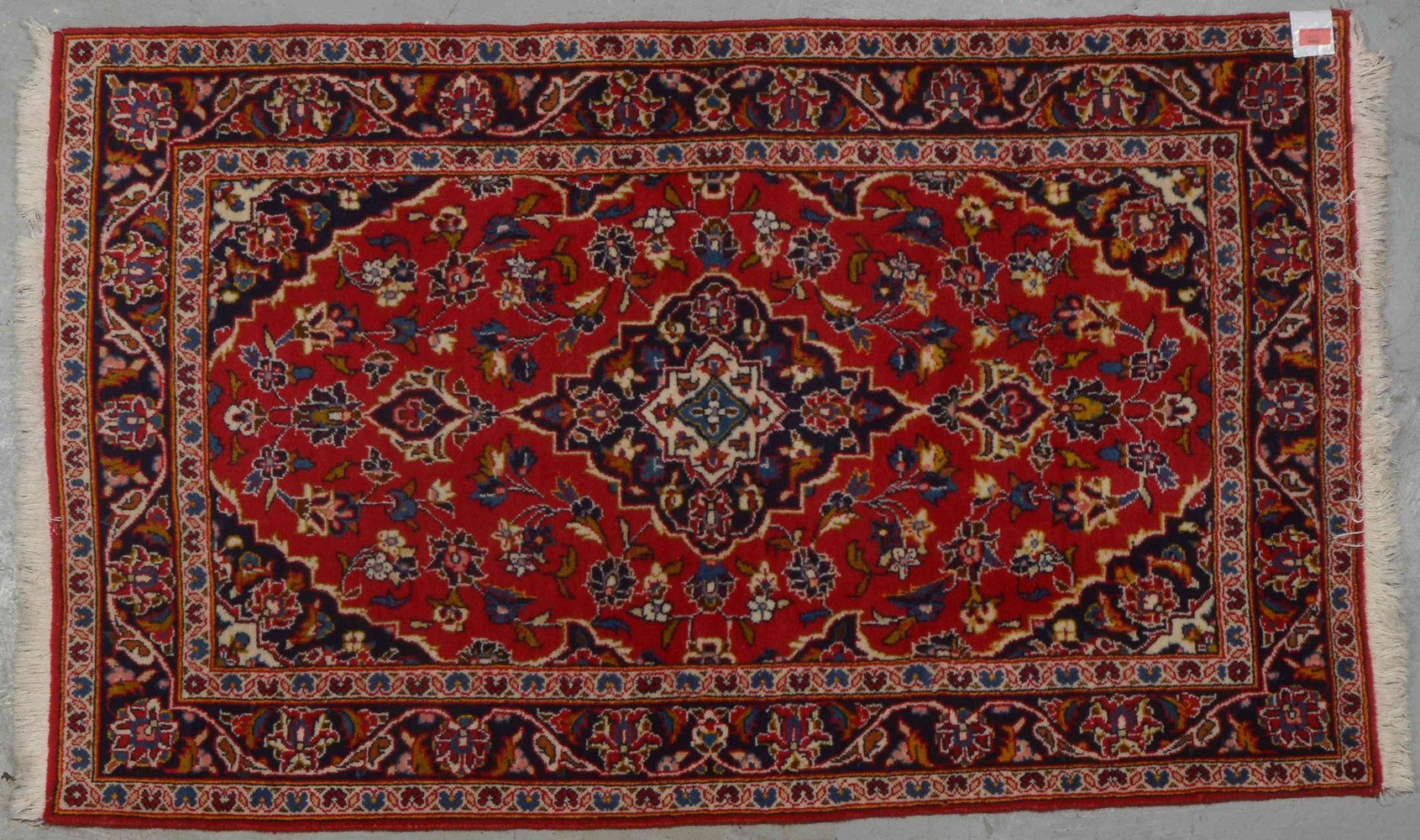 Keshan, mittelfeine Knüpfung, ringsum kompl., in gutem Zustand; Maße 163 x 98 cm