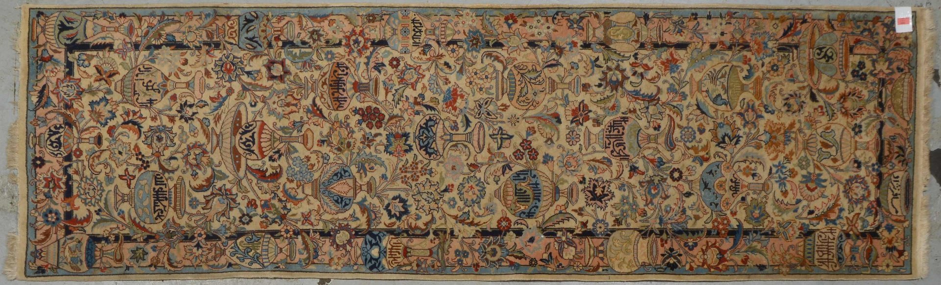 Kashmir-Galerie, mittelfeine Kn., hellgrundig, mit Vasenmotiven/pers. Schriftzeichen