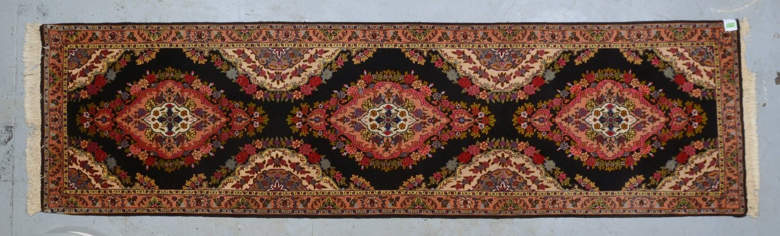 Orientgalerie, mittelfeine Knüpfung, Flor in gutem Zustand; Maße 310 x 85 cm