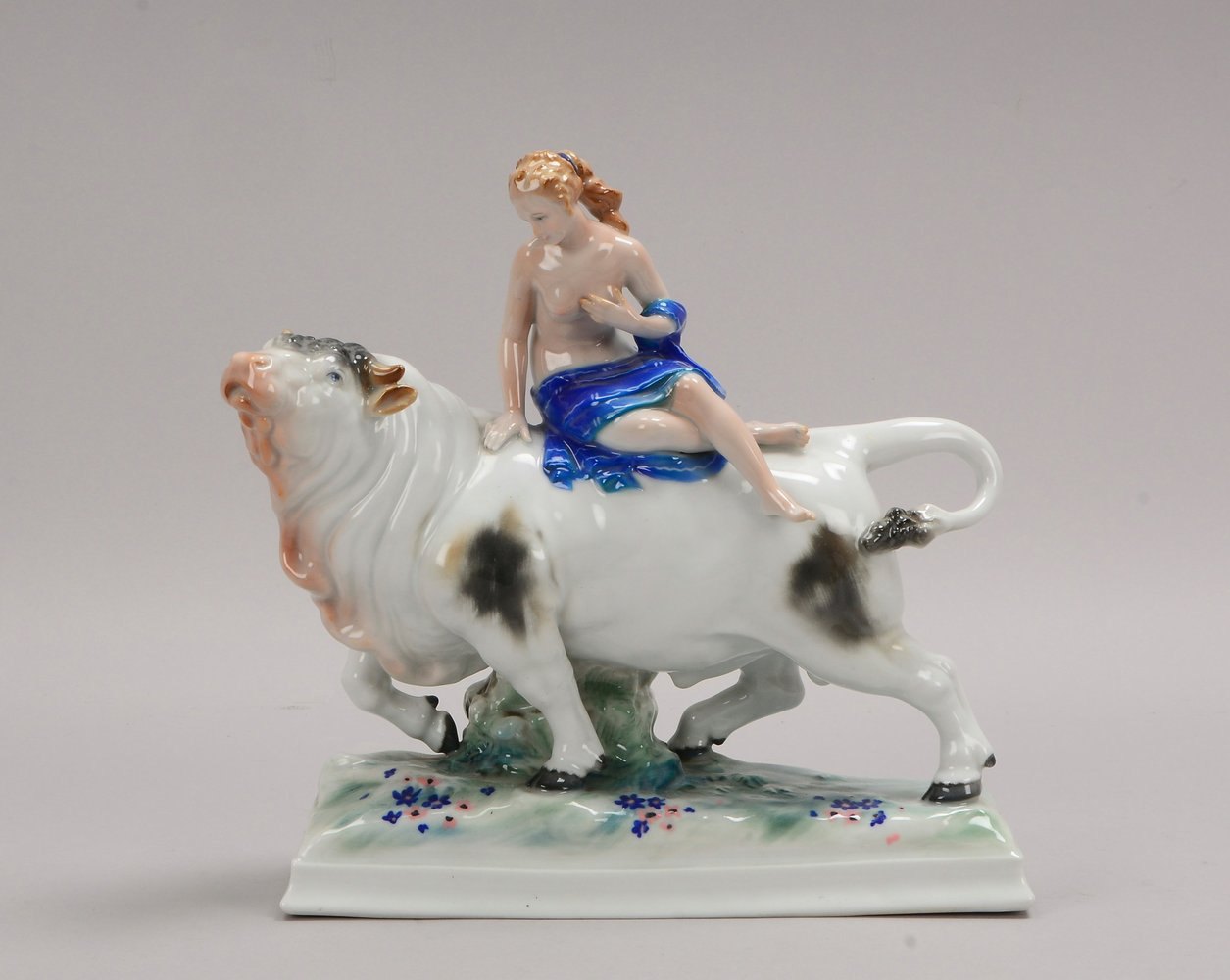 Ens (Mühlenmarke), Porzellanfigur, 'Europa auf Stier', farbig staffiert; Höhe 23,5 cm