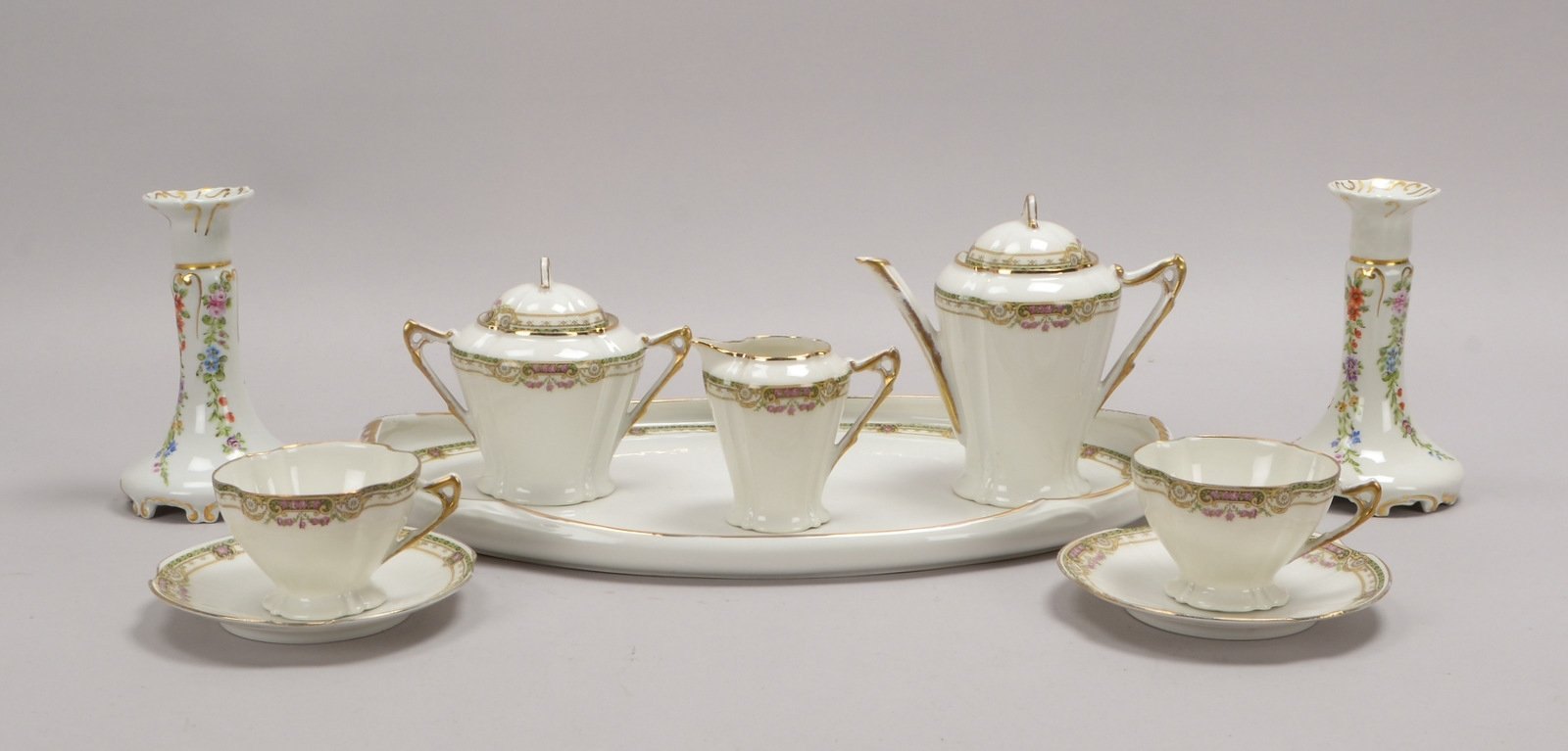 Limoges, Tête-à-tête auf Tablett, Maße Tablett 40 x 28 cm; anbei 2x Kerzenleuchter