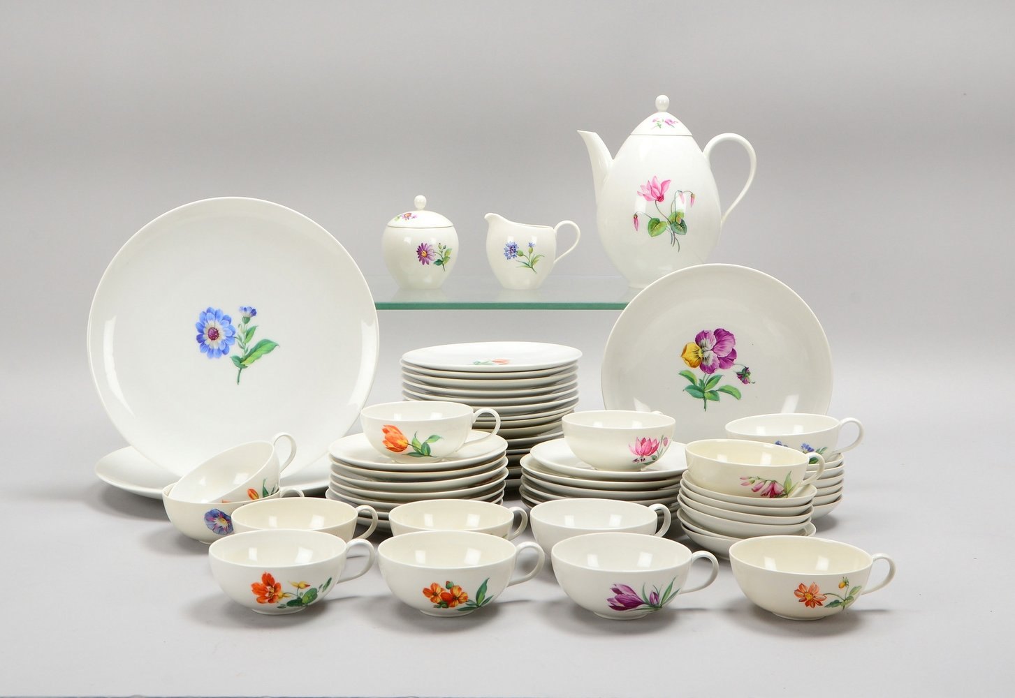 KPM, Teeservice, 'Urbino', handgemaltes Blumendekor, für 13 Pers., 58-tlg., div. Teile
