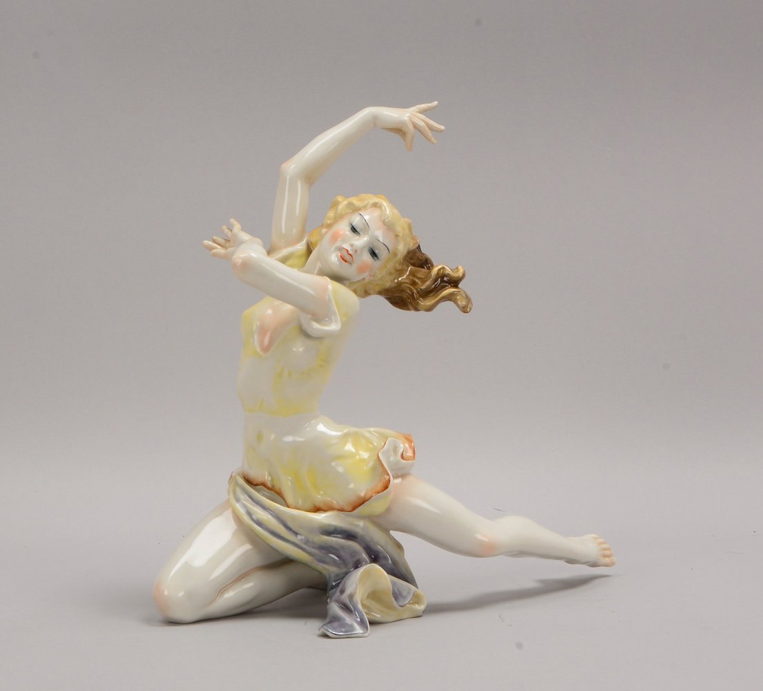 Hutschenreuther, Porz.-Figur, 'Tänzerin', Entw. Karl Tutter; Höhe 28 cm, Länge 30 cm