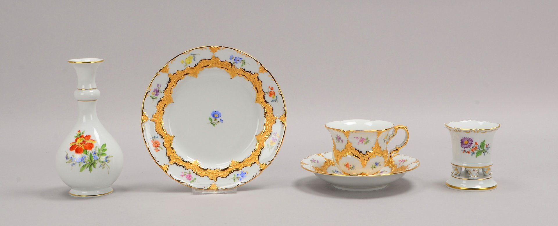 Meissen, Prunkgedeck, 'Form B': Tasse mit Untertasse/Kuchenteller; und 2x Vasen