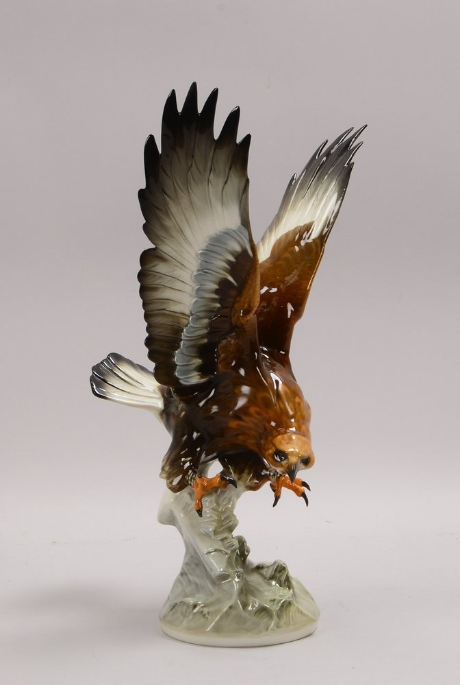 Lorenz Hutschenreuther/Kunstabteilung, Porzellanfigur, 'Adler im Anflug'; Höhe 43,5 cm