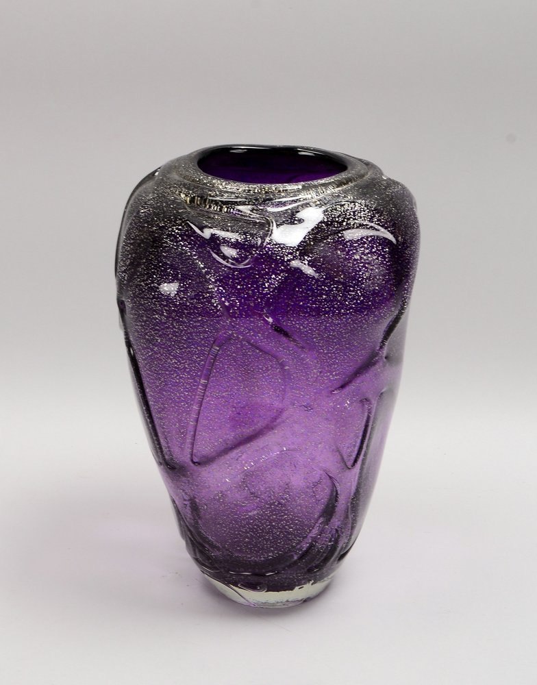 Topescu, Mihai, Studioglas-Vase, violettes Klarglas, relief./mit Silberflitter, sign.