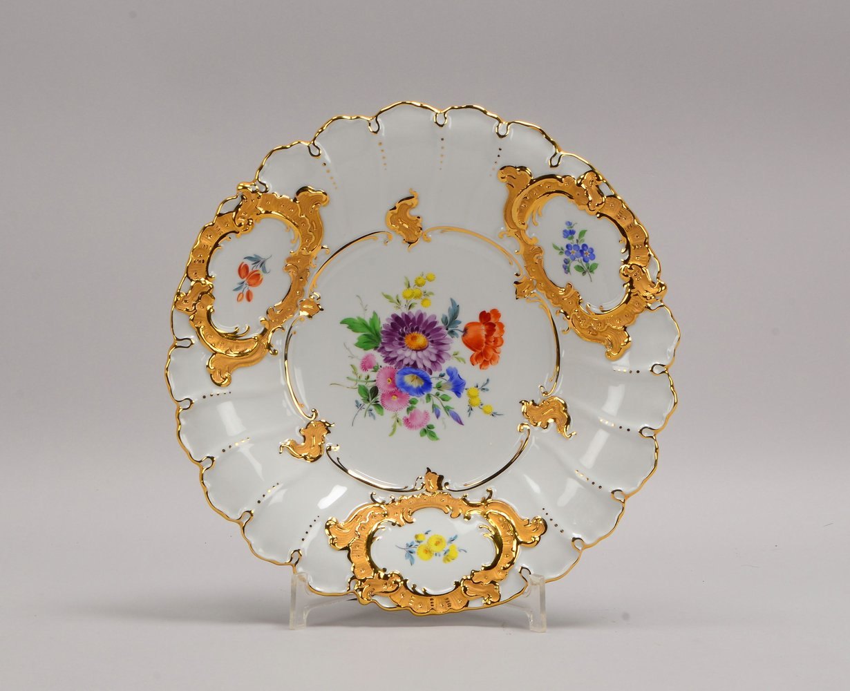 Meissen, Prunkschale, 'Blumenbouquet', vergoldete Rocaillen/Blumenmotive