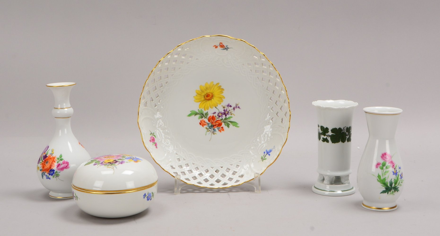 Meissen, kl. Tischporzellan-Konvolut, 5 Stück: 3x Tischvasen, 1 Deckeldose, 1 Schale