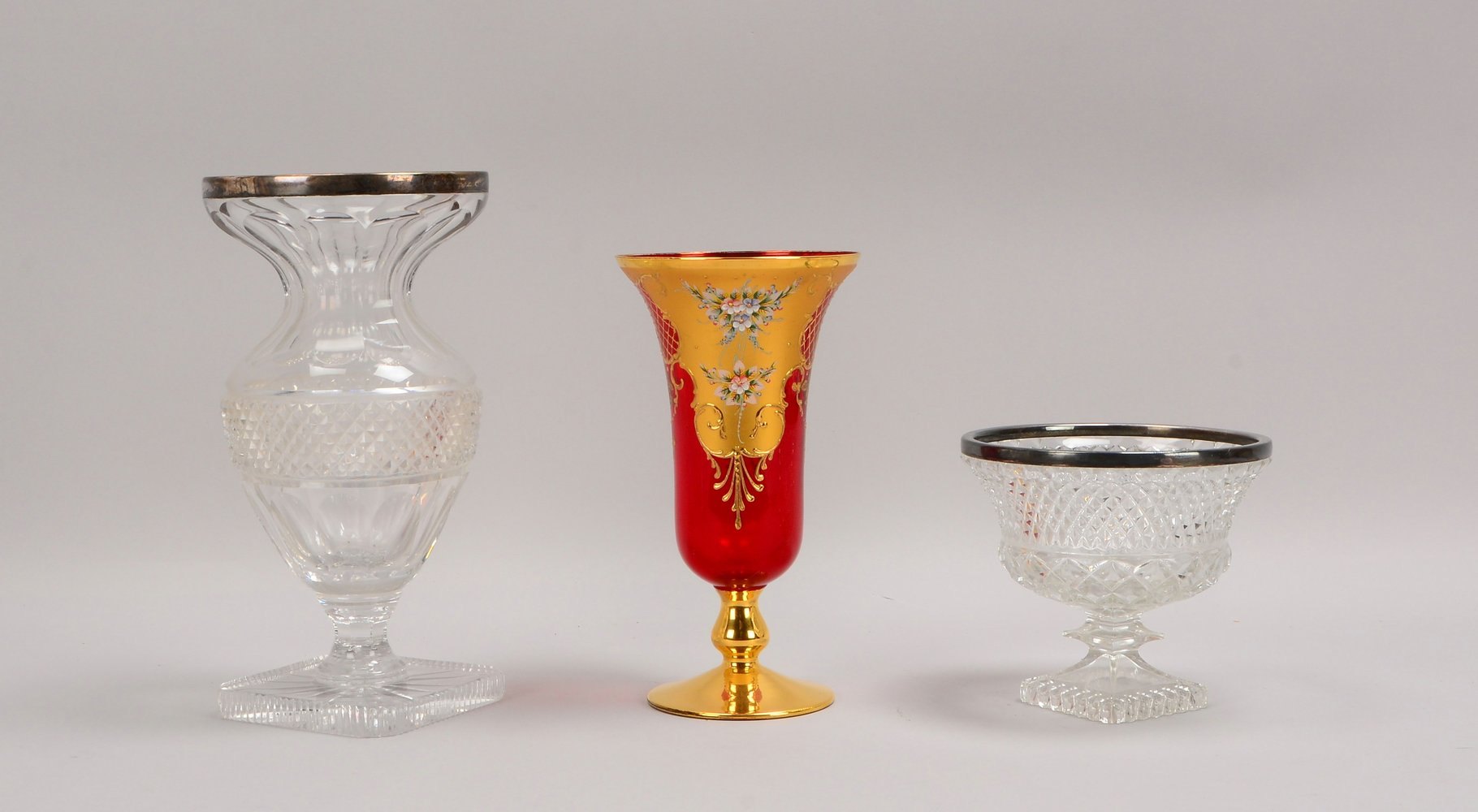 3 Kristall-Tischvasen/Silbermontierung; und 1 böhmische Vase, rotes Glas/vergoldet
