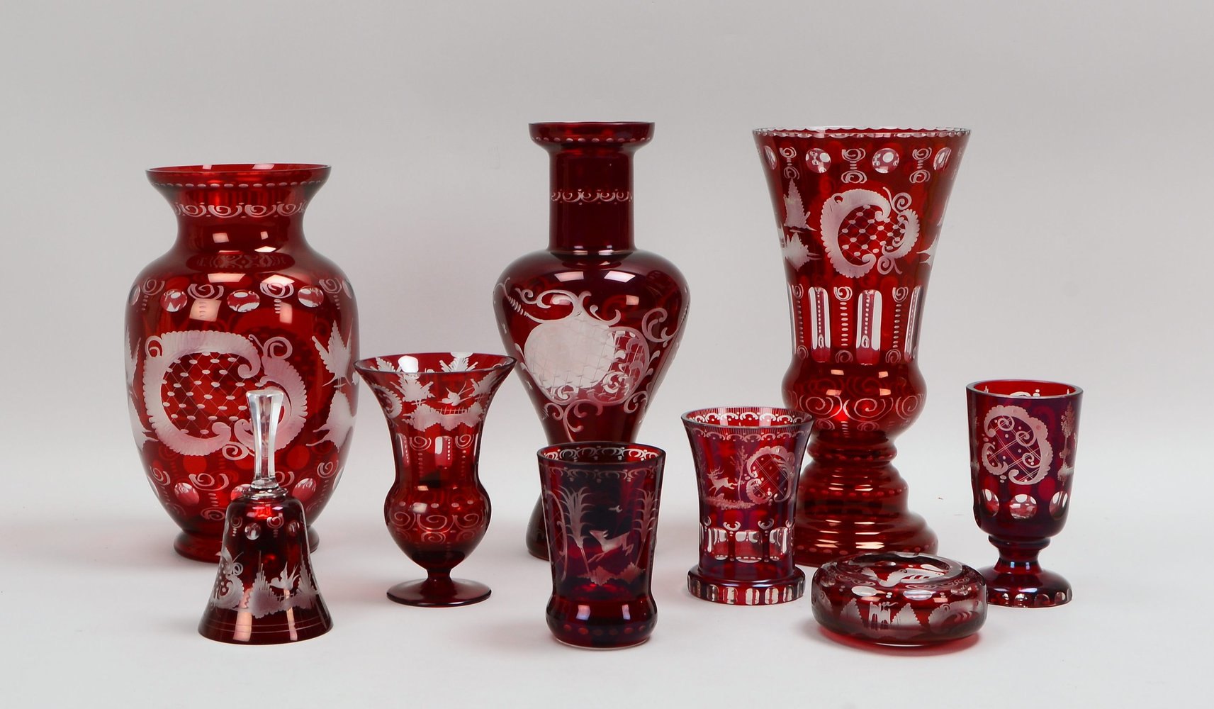 Tischglas-Konvolut (Böhmen), 9 Teile: 4x Tischvasen, 3x Becher, 1 Ascher, 1 Glocke