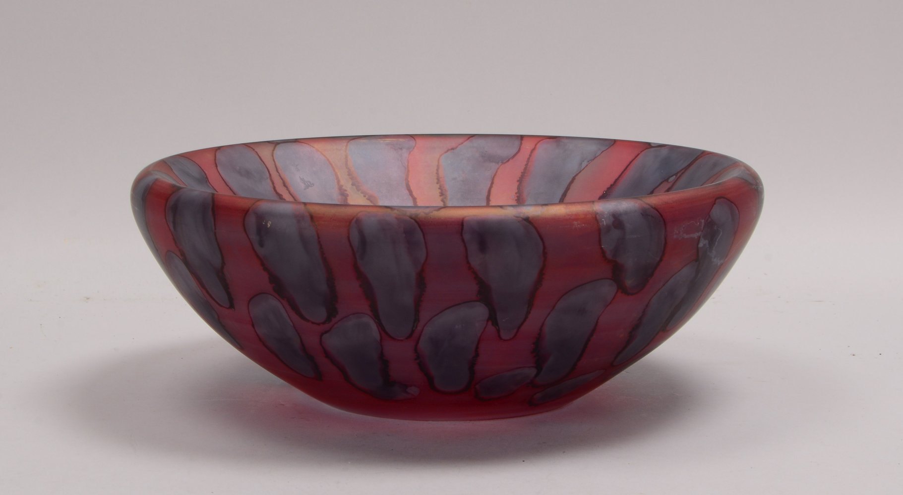 Designer-Glasschale, doppelwandiger Korpus, matt. rosaf. Glas mit Verläufen in Violett