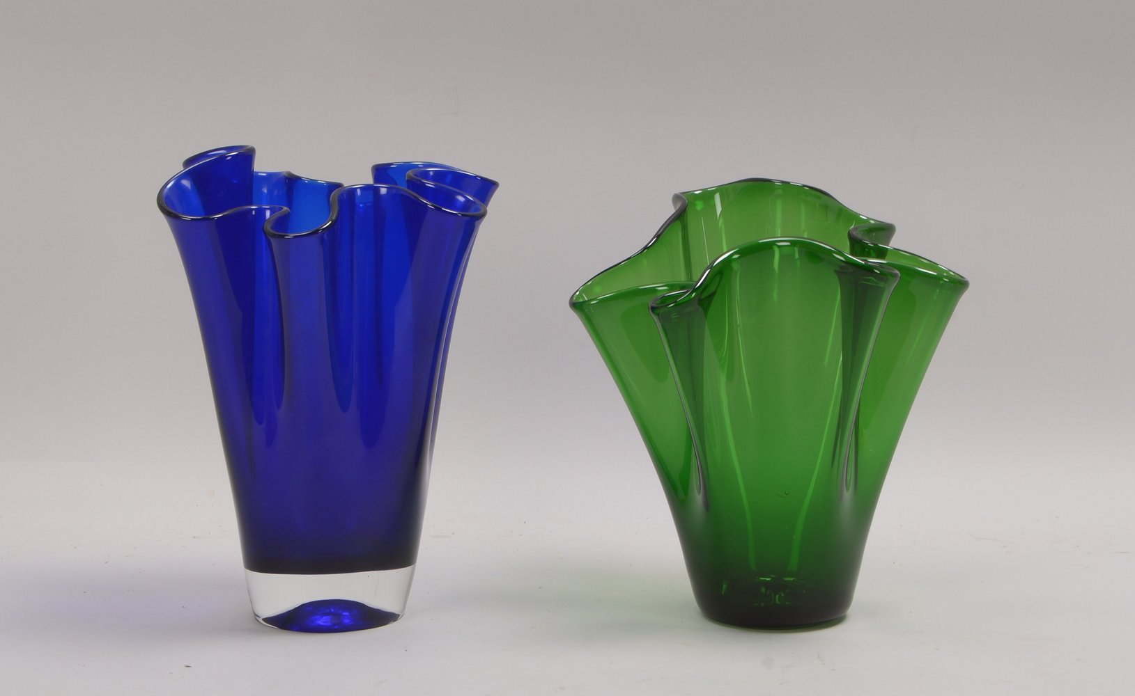 2 Tischvasen (Murano), Fazzoletto, 1x Blau, Höhe 25,5 cm; 1x Grün, Höhe 23,5