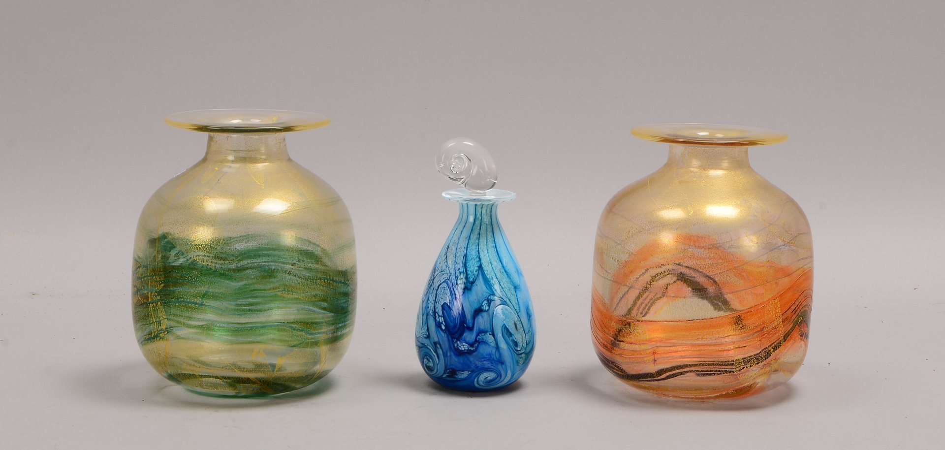 3 Teile Gozo-Glas: 2x Tischvasen, Höhe 14,5 cm/15 cm; 1 Flacon, sign., Höhe 14,5 cm