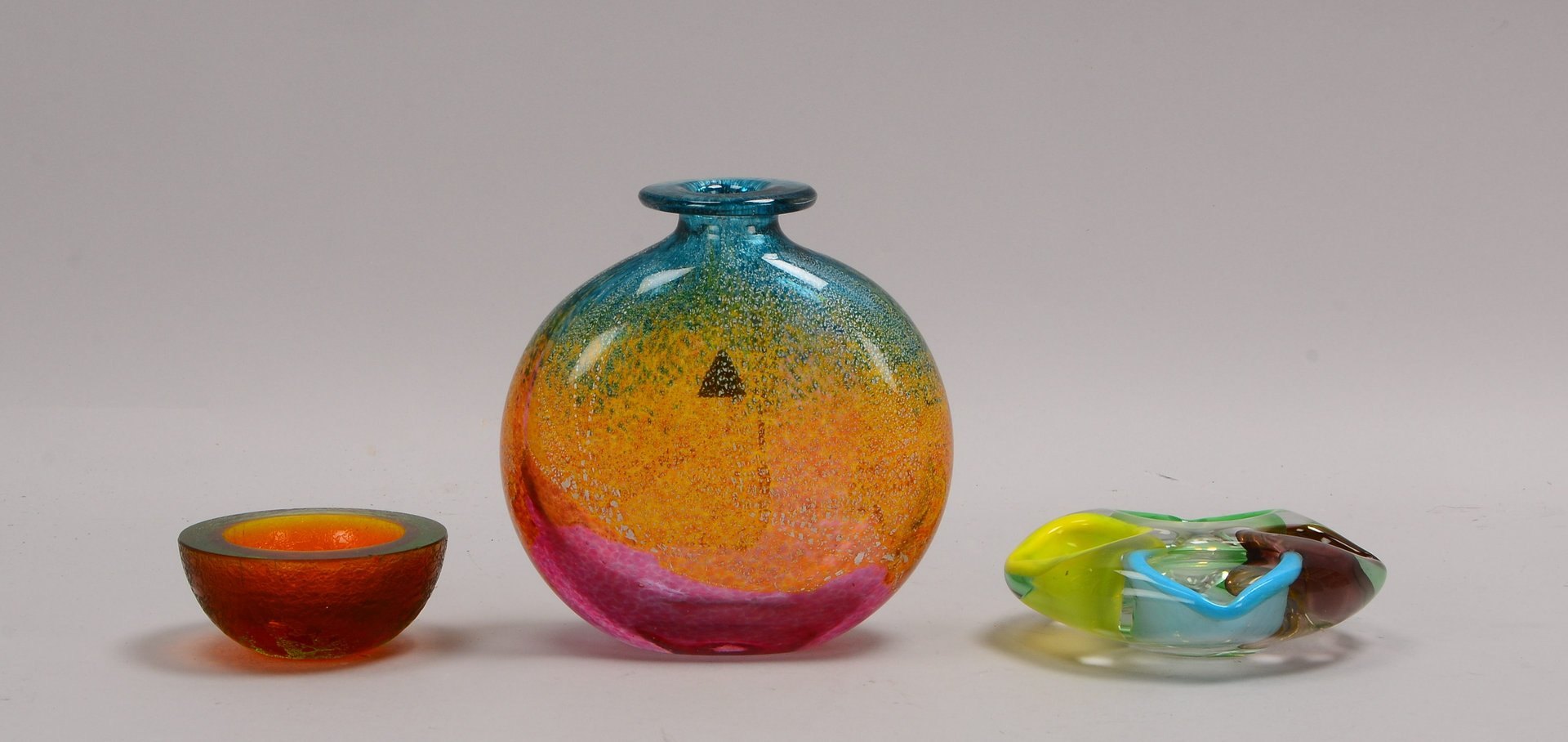 3 Künstler-Glasteile ('Phonecian Glass', u.a.); Höhe 17,3 cm, Ø 10 cm, und Ø 13,5 cm
