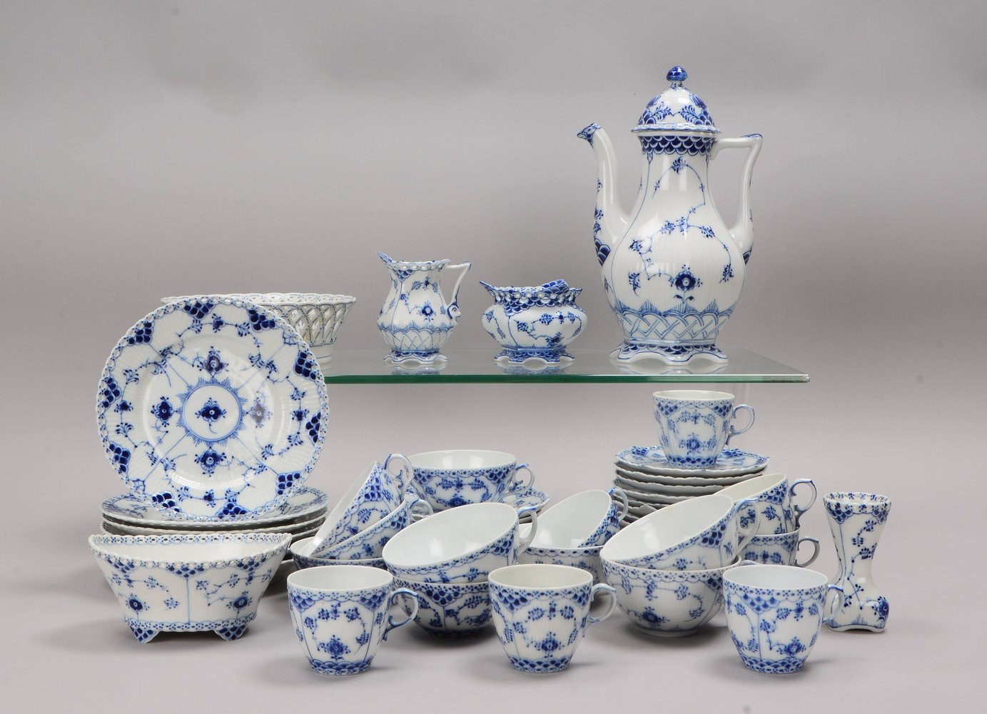 Royal Copenhagen, Kaffee-/Mokka- und Tee-Restservice, 'Musselmalet', div. Teile