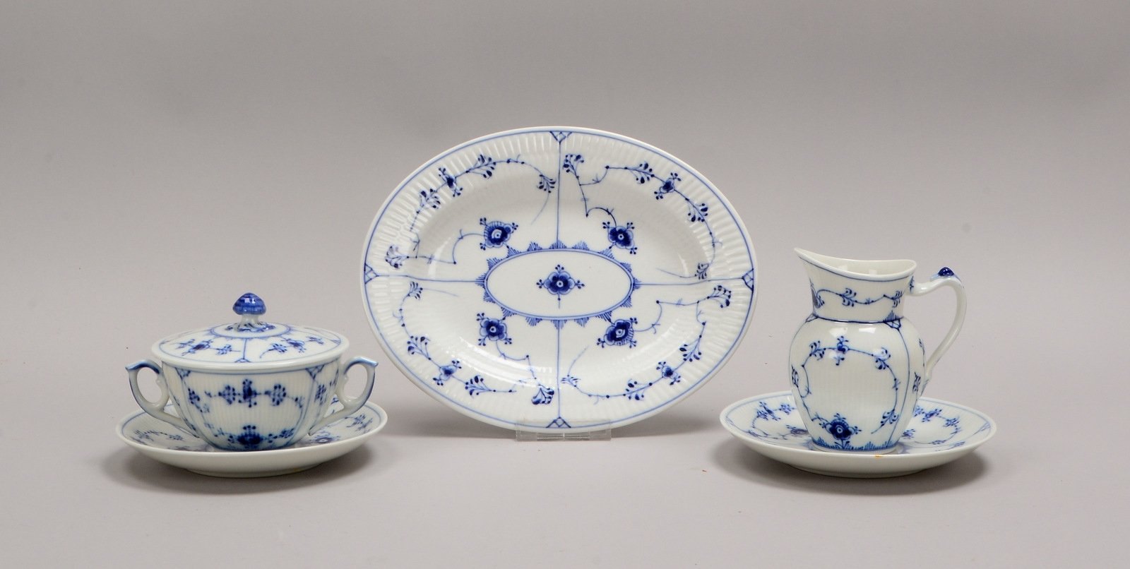 Royal Copenhagen, 5 Servierteile: Zucker und Sahne, Gebäckschale/oval, 2x Untertassen