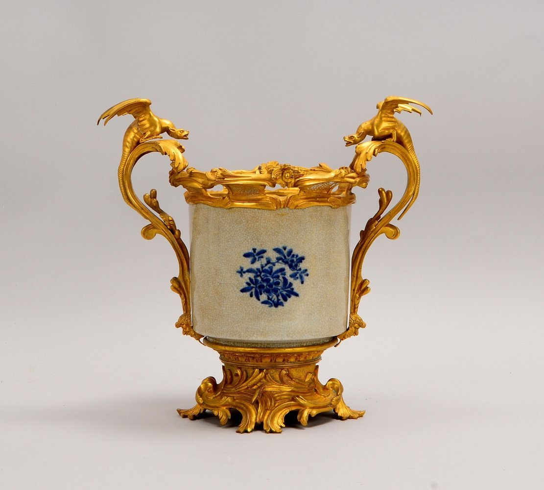 Cachepot, grauer Scherben, Cracquelé und Unterglasurmalerei, feuerverg. Bronze-Applik.