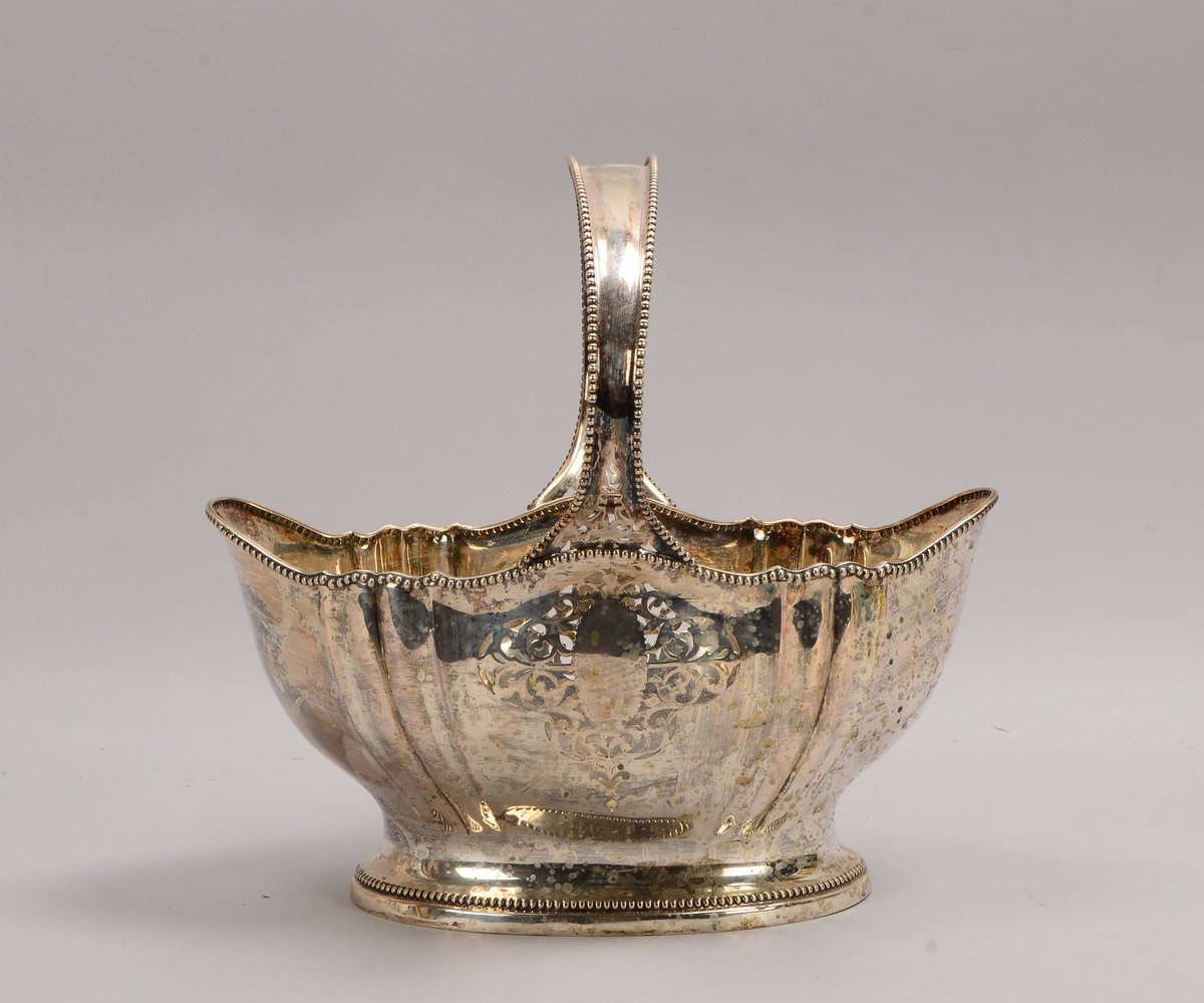 Koch & Bergfeld, Henkelkorb, 800 Silber, partiell flor. durchbr., mit Perlrand; Gew. 1.064 g
