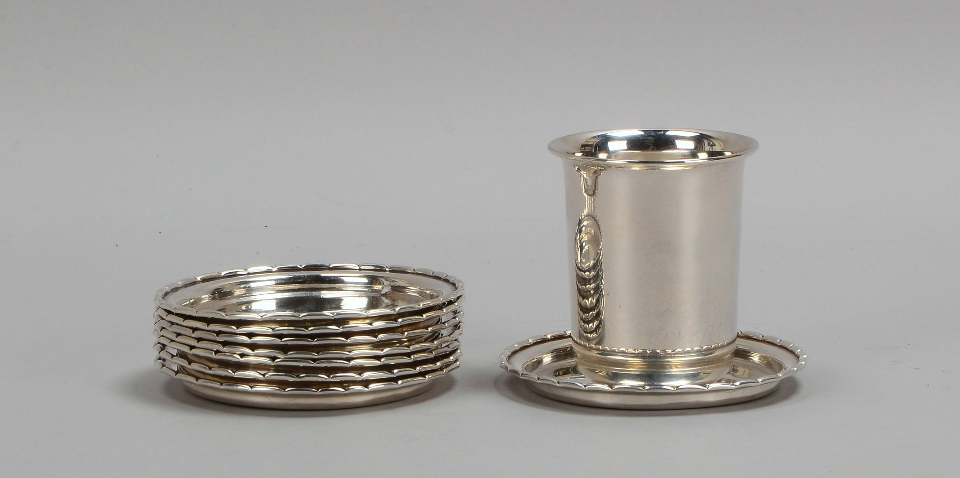 Silber-Konvolut, 925 Silber: einzelner Taufbecher und 8-tlg. Satz Untersetzer; Gew. 494 g