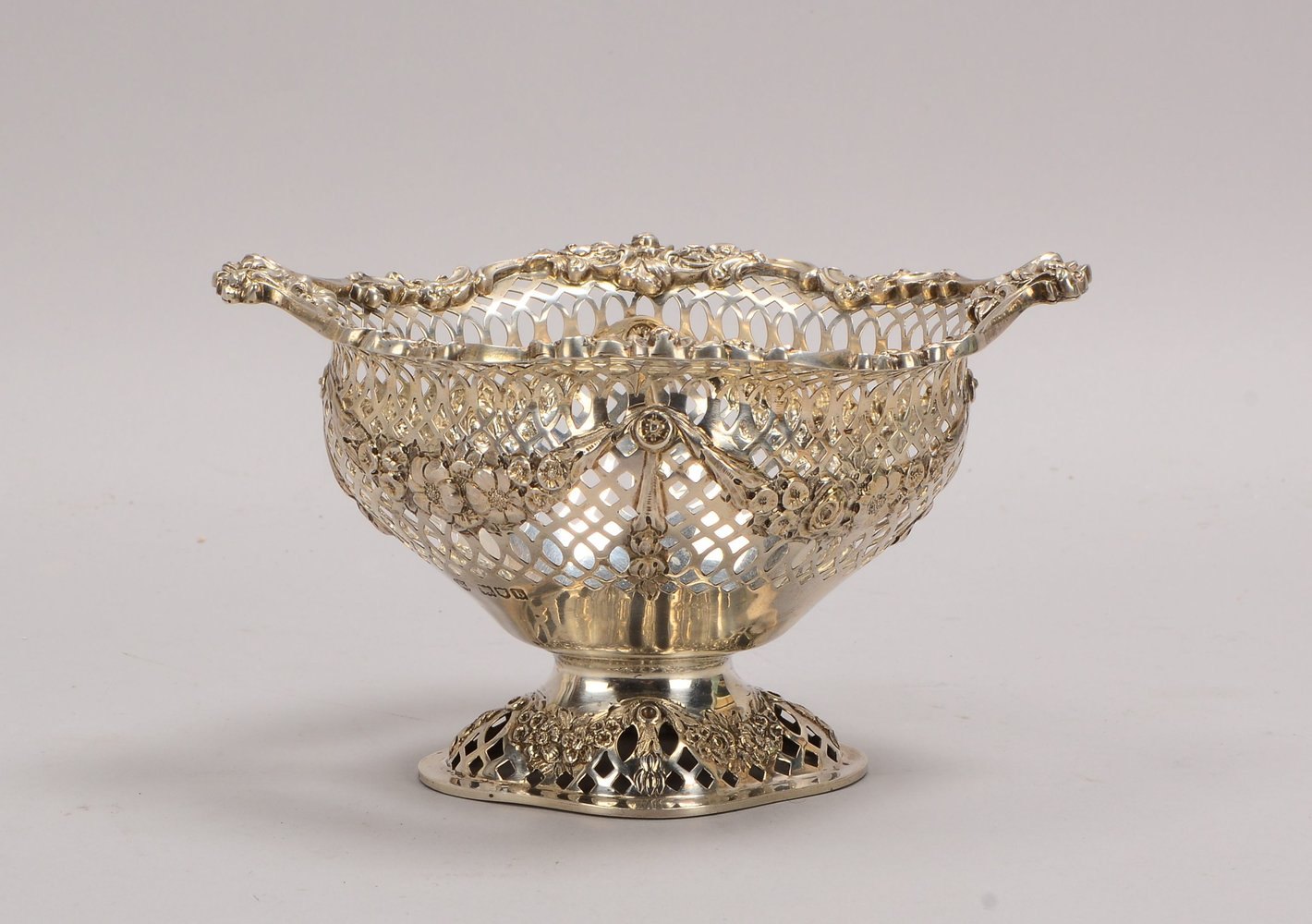 Konfektschale, Sterlingsilber, oval, Fuß und Wandung durchbr./floral verz.; Gew. 298 g