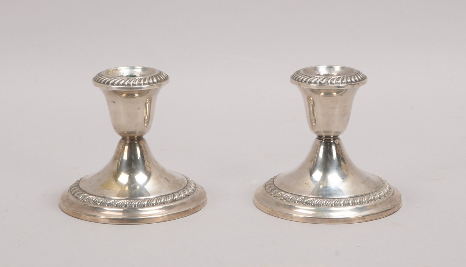 Paar Kerzenleuchter, 925 Silber (mehrfach punz.), mit Reliefdekor, gefüllt