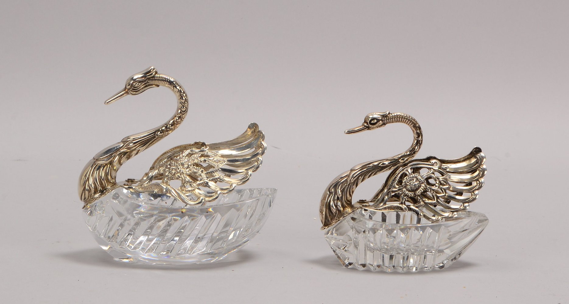 2 figürl. Tischgefäße, Kristallglas mit Silbermont., 'Schwäne'; Höhe 10,5 cm/Höhe 12,5 cm