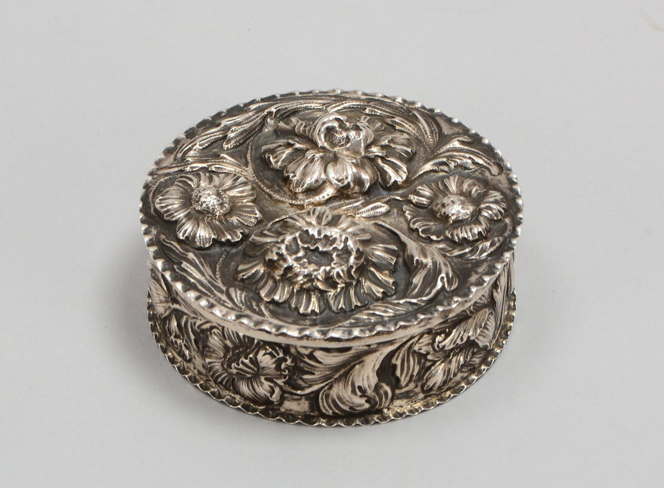 Deckeldose (um 1700-?), Silber (punz.), handgetriebenes florales Reliefdekor; Gew. 66 g